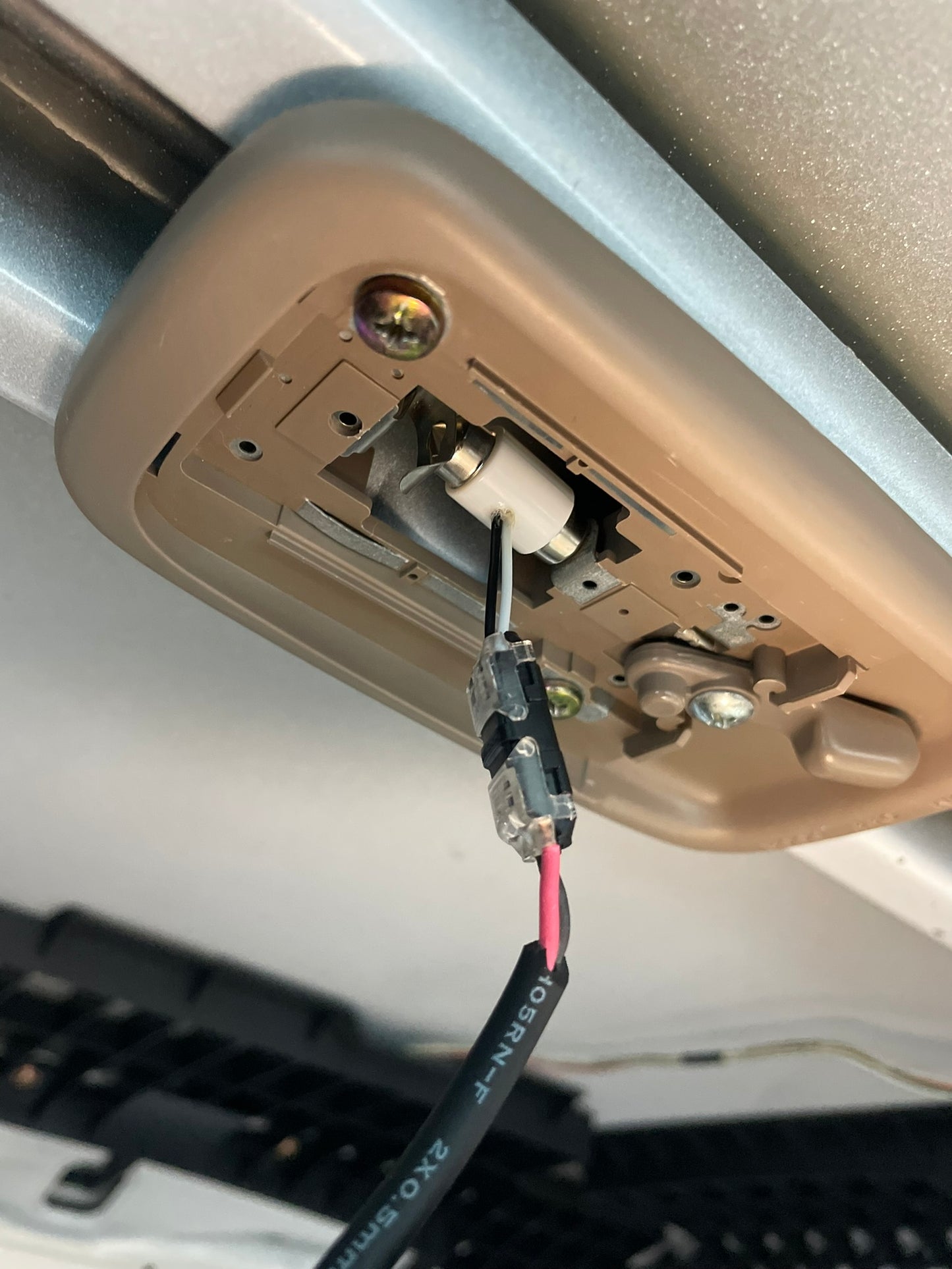 Festoon bulb adapter with included wire connector